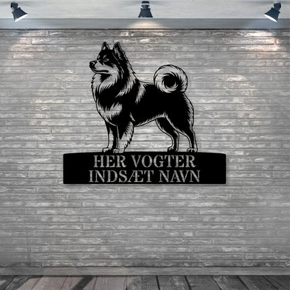 Her vogter jeg. Mittelspitz metalskilt med personlig navn. Unik hundeejer gaveide..