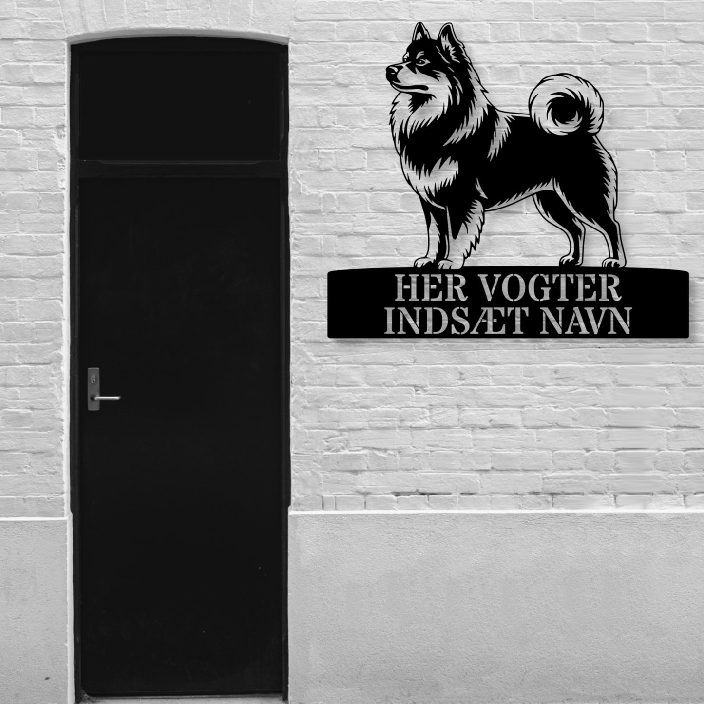 Her vogter jeg. Mittelspitz metalskilt med personlig navn. Unik hundeejer gaveide.