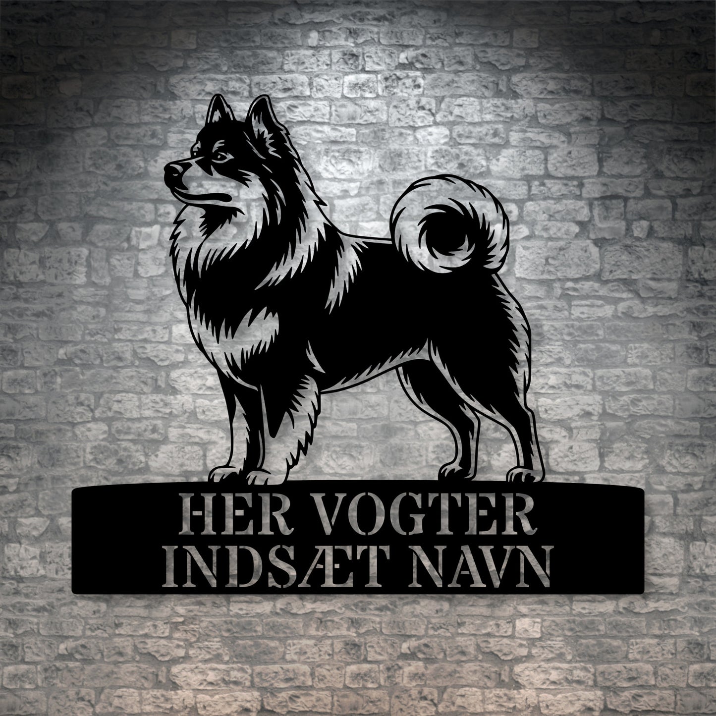 Her vogter jeg. Mittelspitz metalskilt med personlig navn. Unik hundeejer gaveide