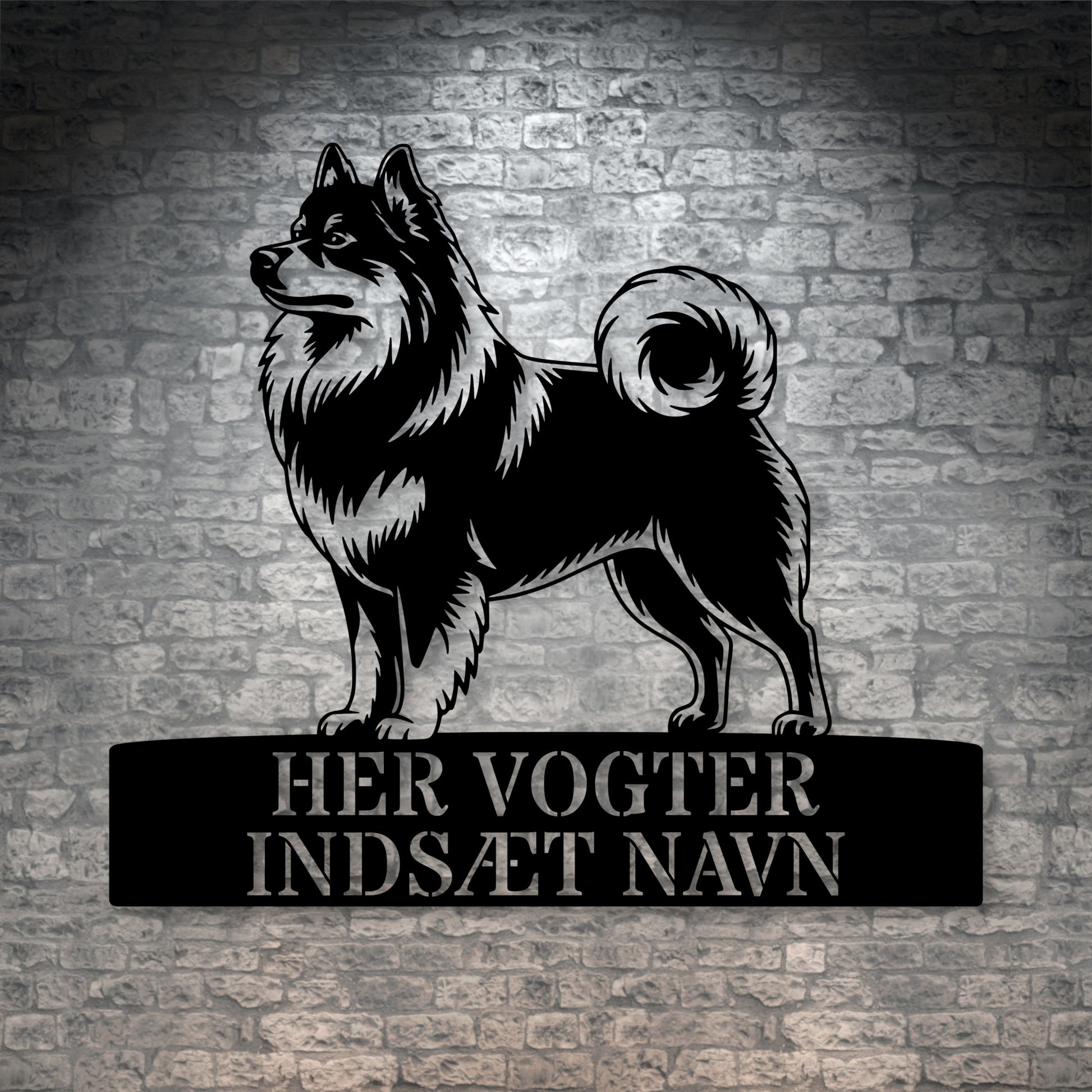 Her vogter jeg. Mittelspitz metalskilt med personlig navn. Unik hundeejer gaveide