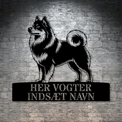 Her vogter jeg. Mittelspitz metalskilt med personlig navn. Unik hundeejer gaveide