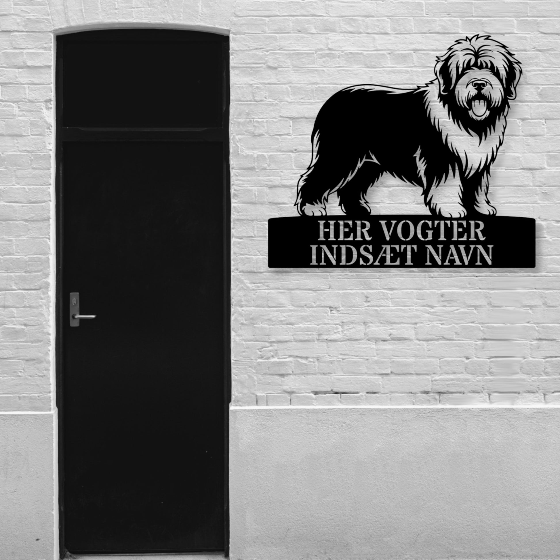 Her vogter jeg. Old English Sheepdog metalskilt med hundenavn. Personlig hundeejer gaveide.