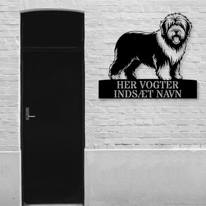 Her vogter jeg. Old English Sheepdog metalskilt med hundenavn. Personlig hundeejer gaveide.