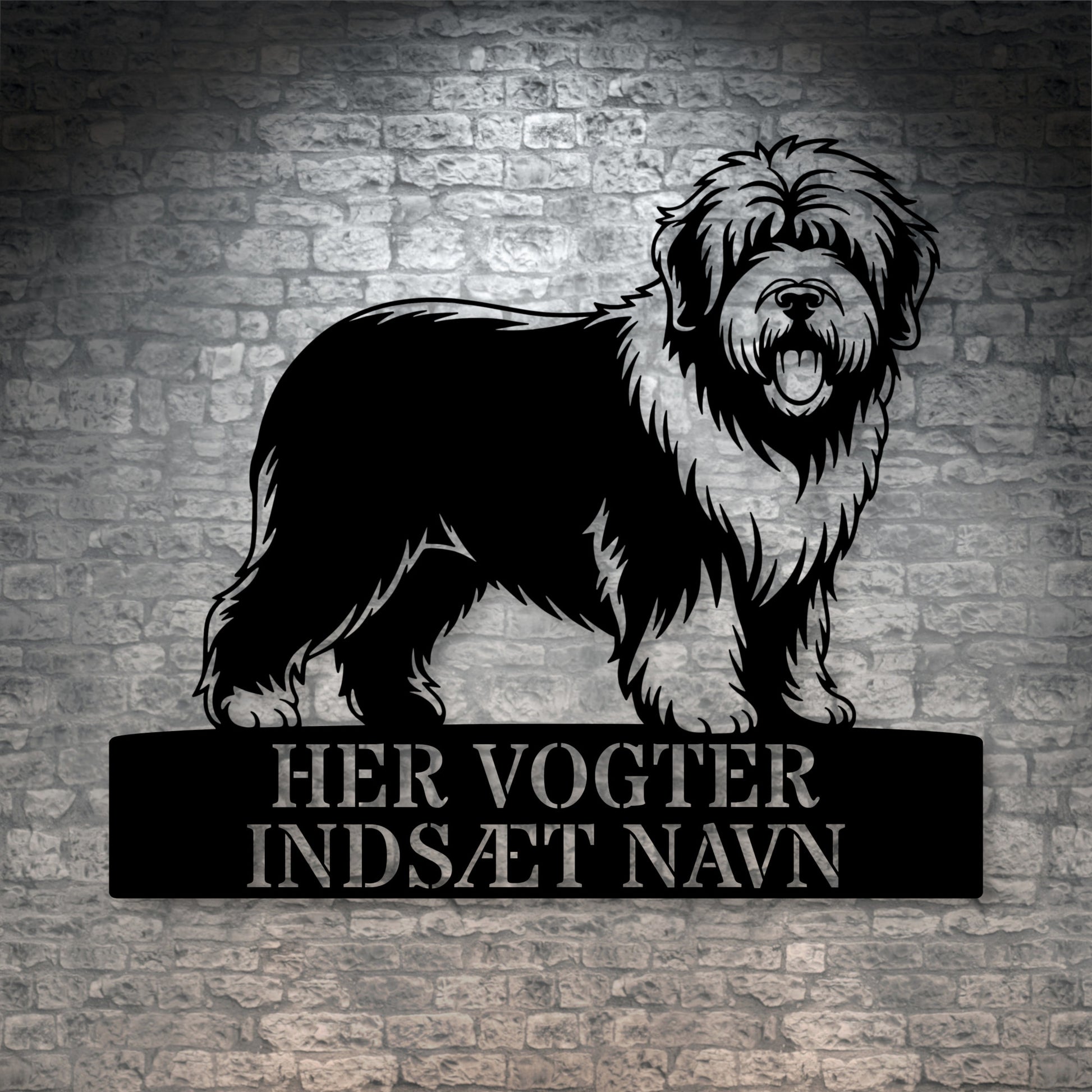 Her vogter jeg. Old English Sheepdog metalskilt med hundenavn. Personlig hundeejer gaveide