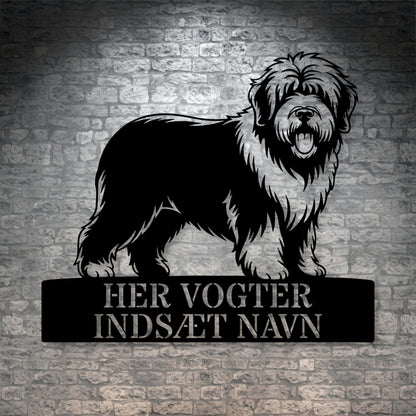 Her vogter jeg. Old English Sheepdog metalskilt med hundenavn. Personlig hundeejer gaveide