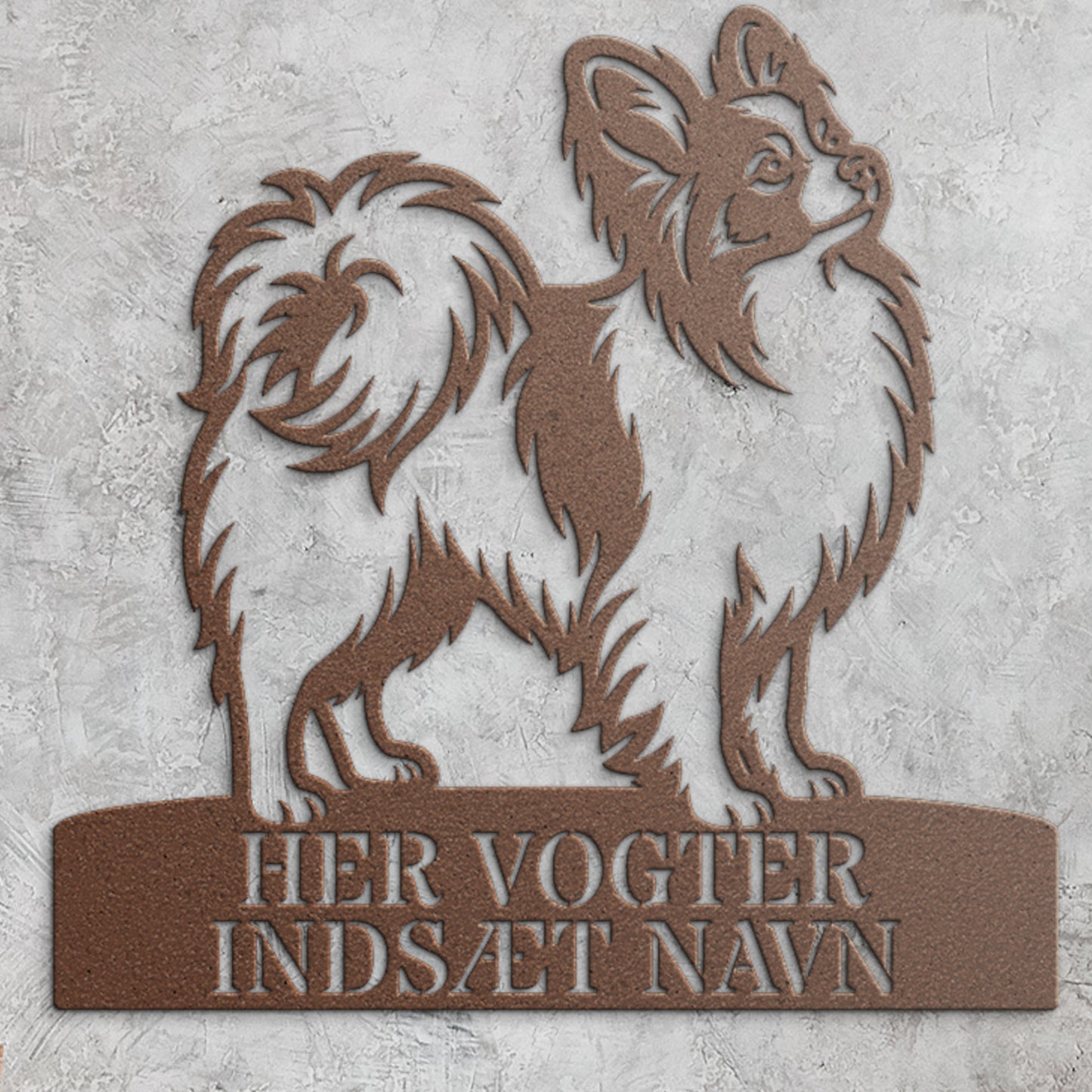 Her vogter jeg. Papillon brunt  metal navneskilt