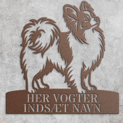 Her vogter jeg. Papillon brunt  metal navneskilt