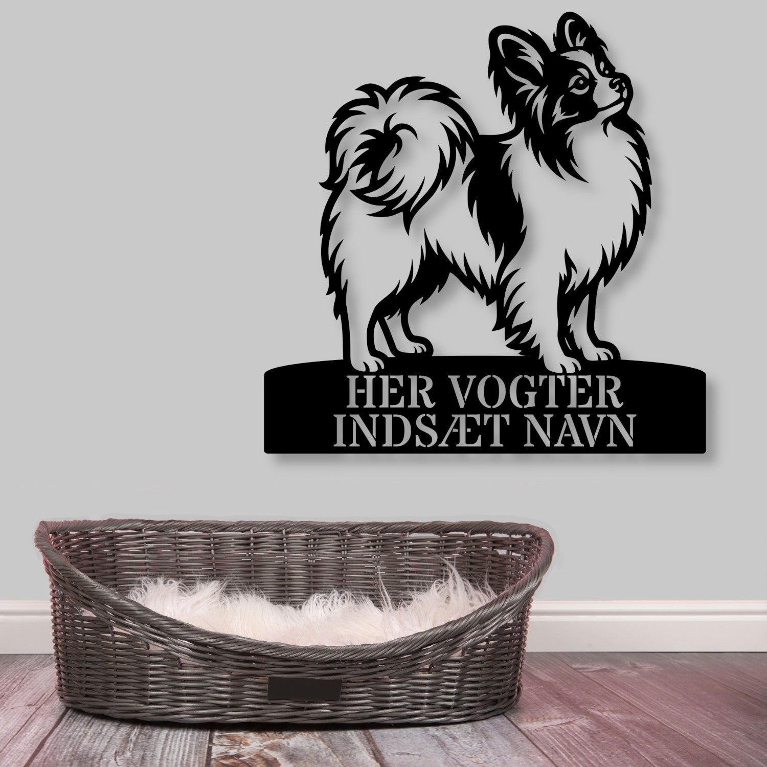 Her vogter jeg. Papillon metal navneskilt.