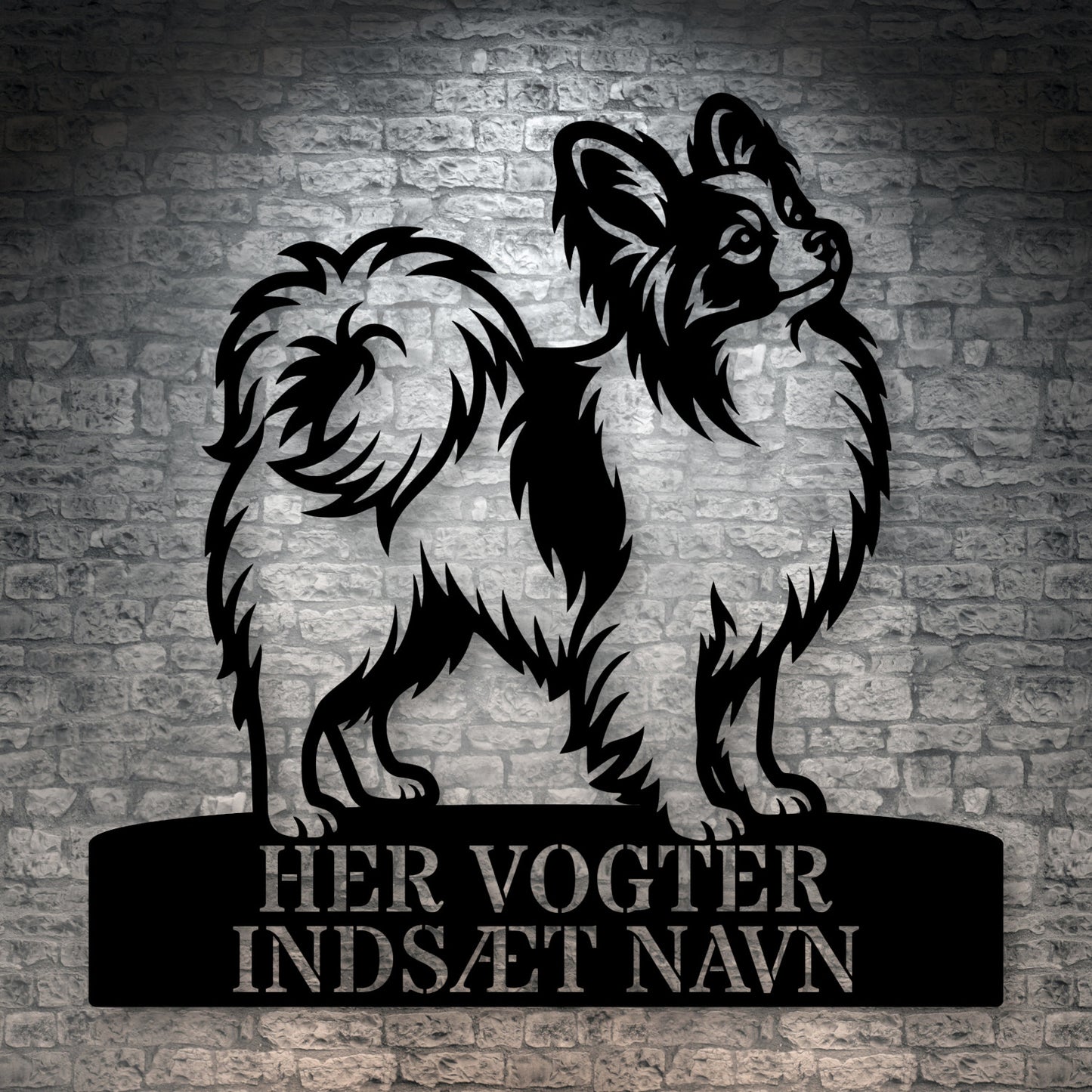 Her vogter jeg. Papillon metal navneskilt