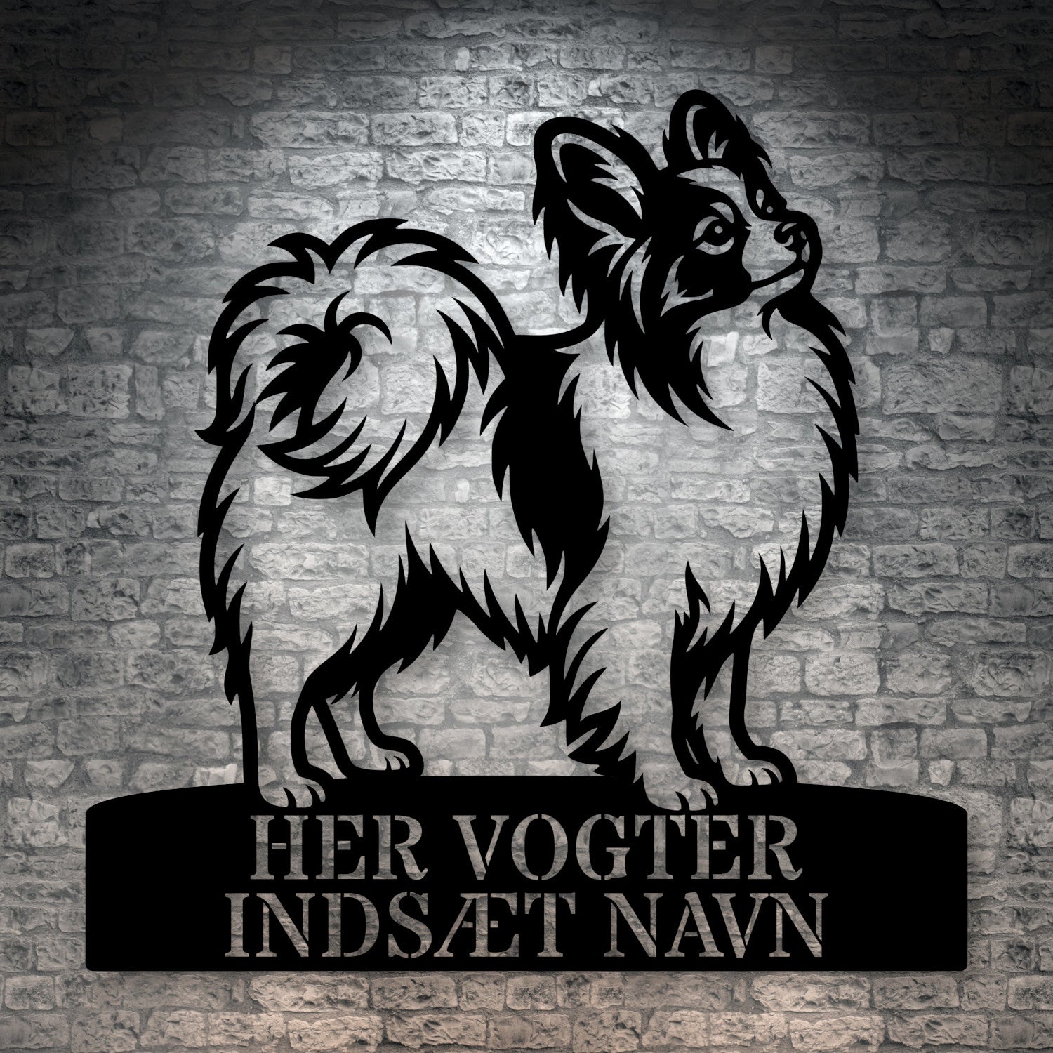 Her vogter jeg. Papillon metal navneskilt