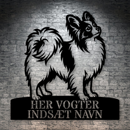 Her vogter jeg. Papillon metal navneskilt