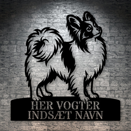 Her vogter jeg. Papillon metal navneskilt
