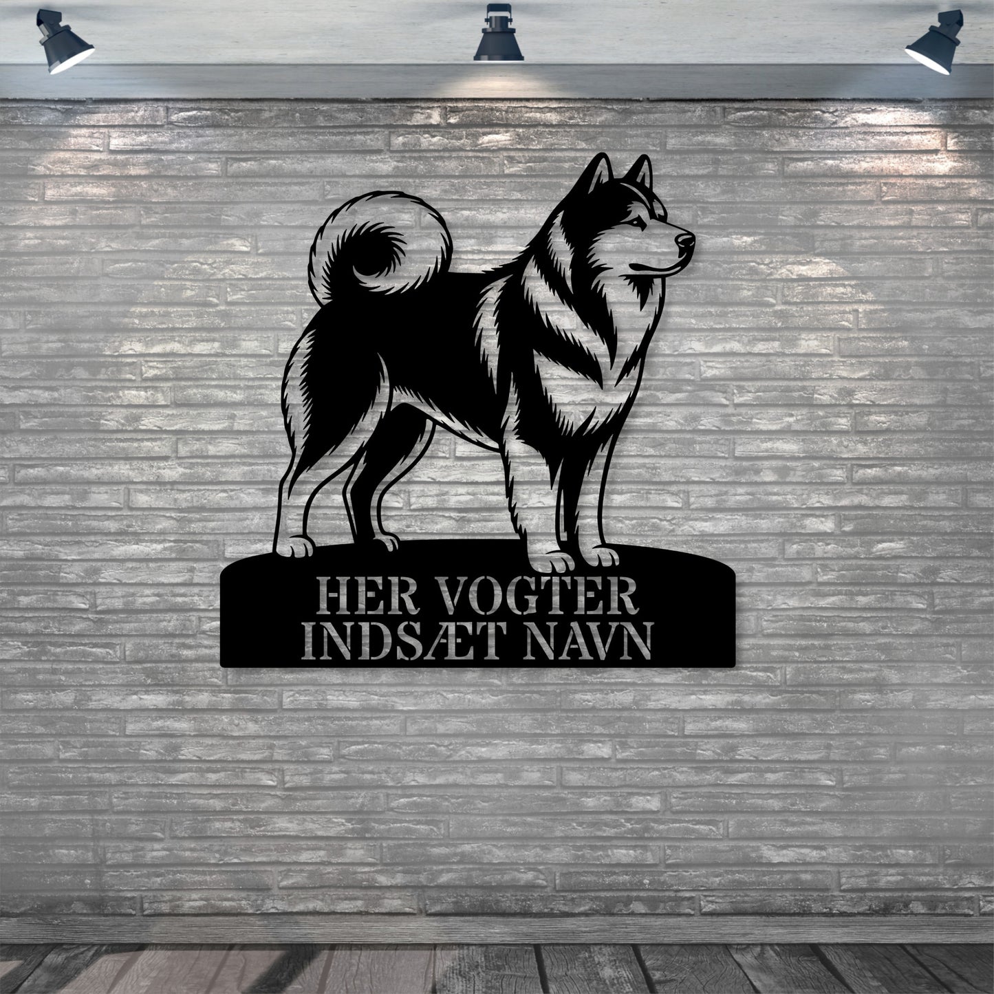 Her vogter jeg. Personlig Alaskan Malamute metal navneskilt..
