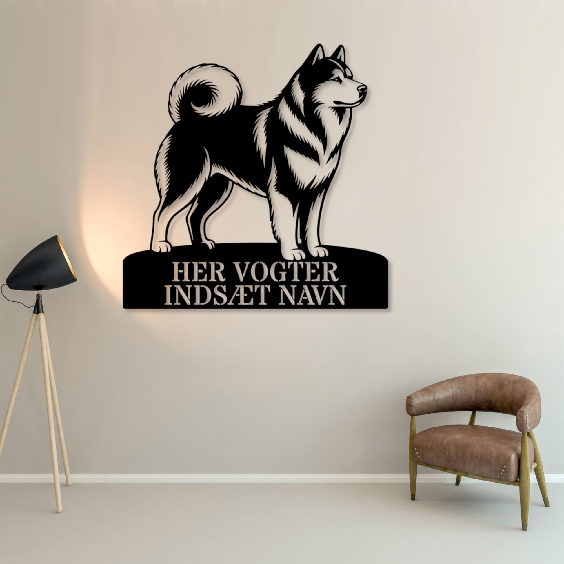 Her vogter jeg. Personlig Alaskan Malamute metal navneskilt.