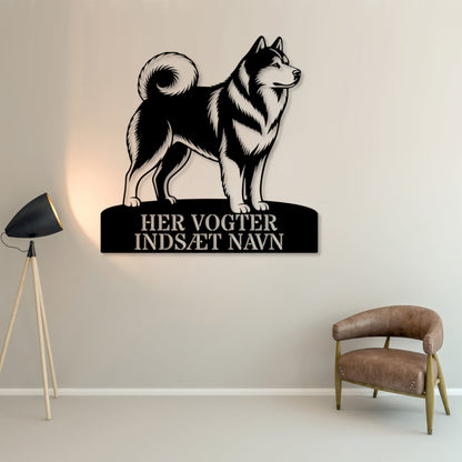 Her vogter jeg. Personlig Alaskan Malamute metal navneskilt.