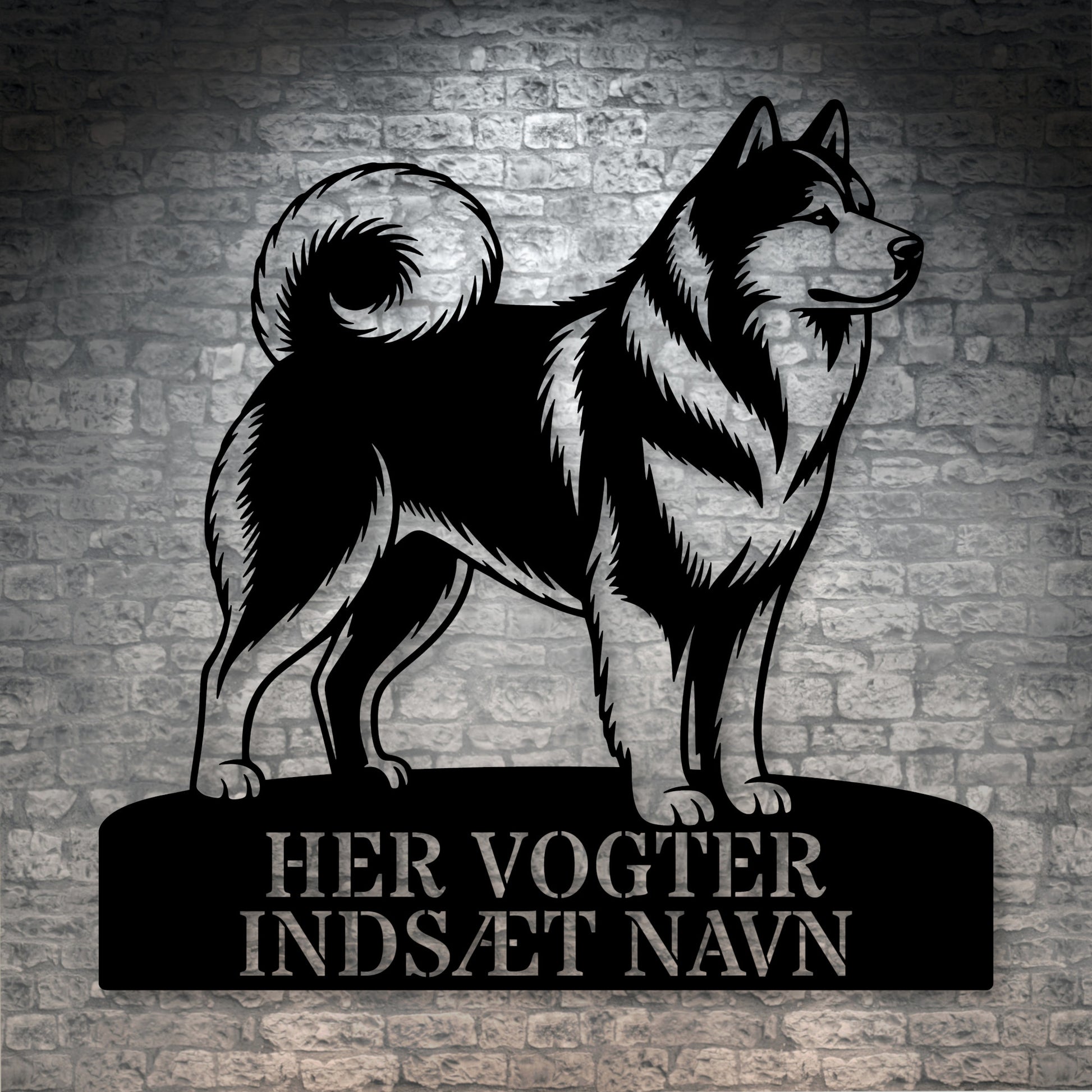 Her vogter jeg. Personlig Alaskan Malamute metal navneskilt