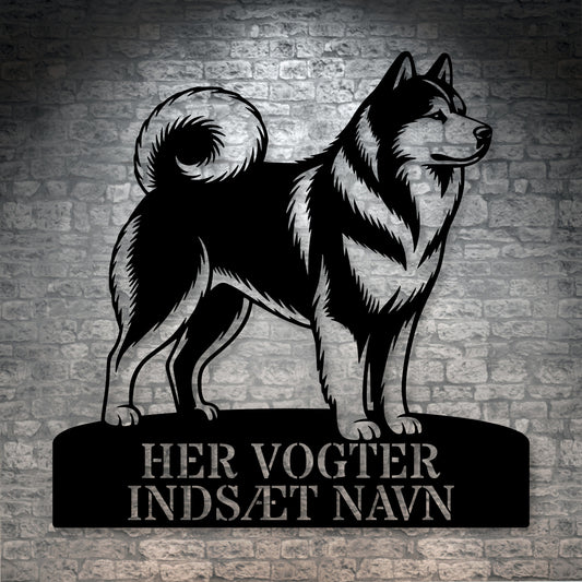 Her vogter jeg. Personlig Alaskan Malamute metal navneskilt