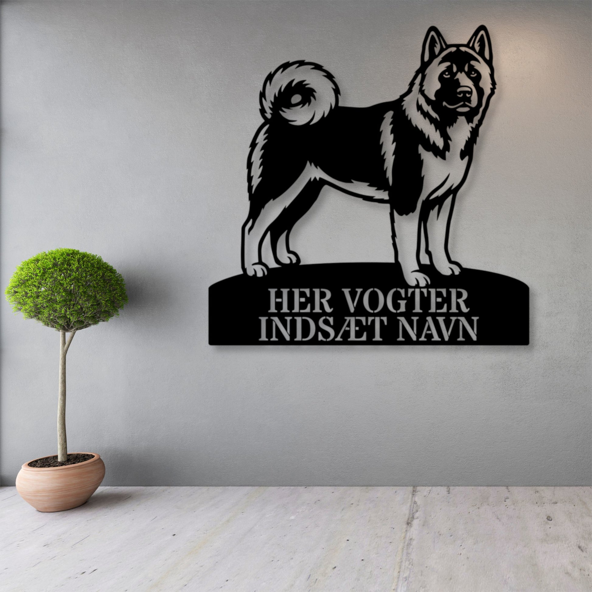 Her vogter jeg. Personlig American Akita metal navneskilt.