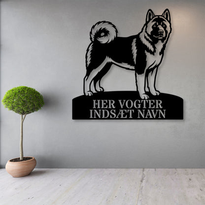 Her vogter jeg. Personlig American Akita metal navneskilt.