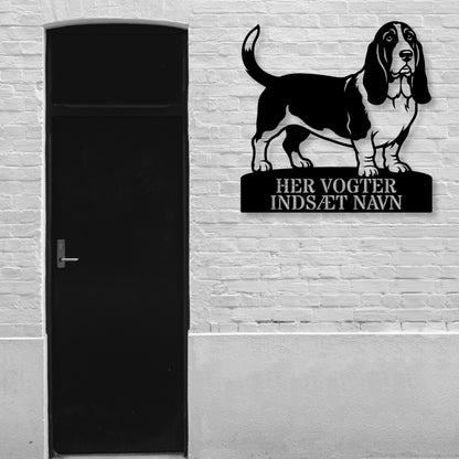 Her vogter jeg. Personlig Basset hound metal navneskilt med personlig tekst.....