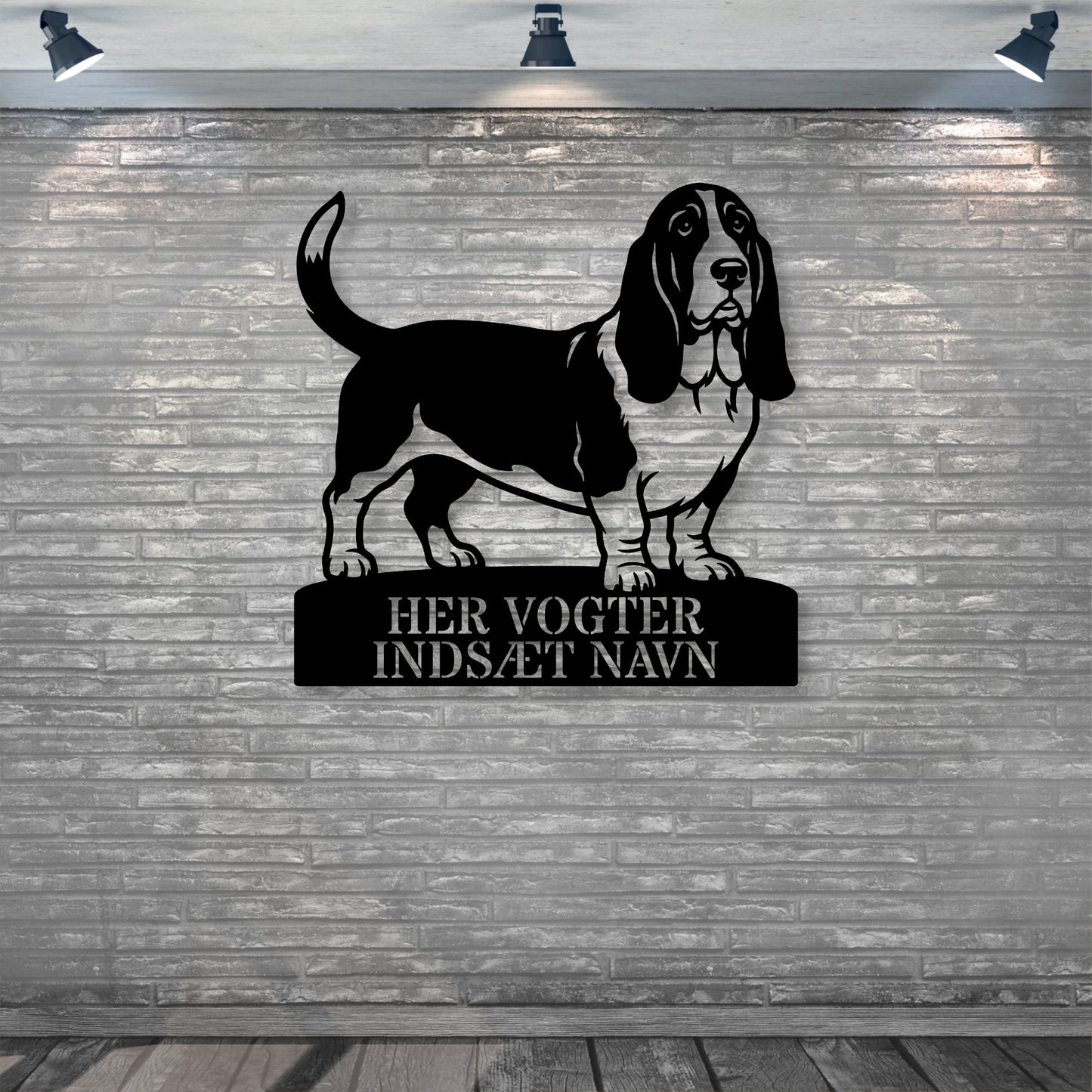Her vogter jeg. Personlig Basset hound metal navneskilt med personlig tekst..