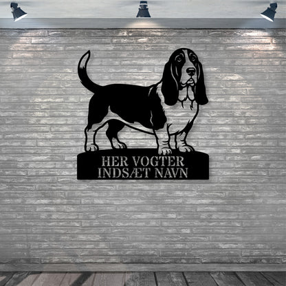 Her vogter jeg. Personlig Basset hound metal navneskilt med personlig tekst..