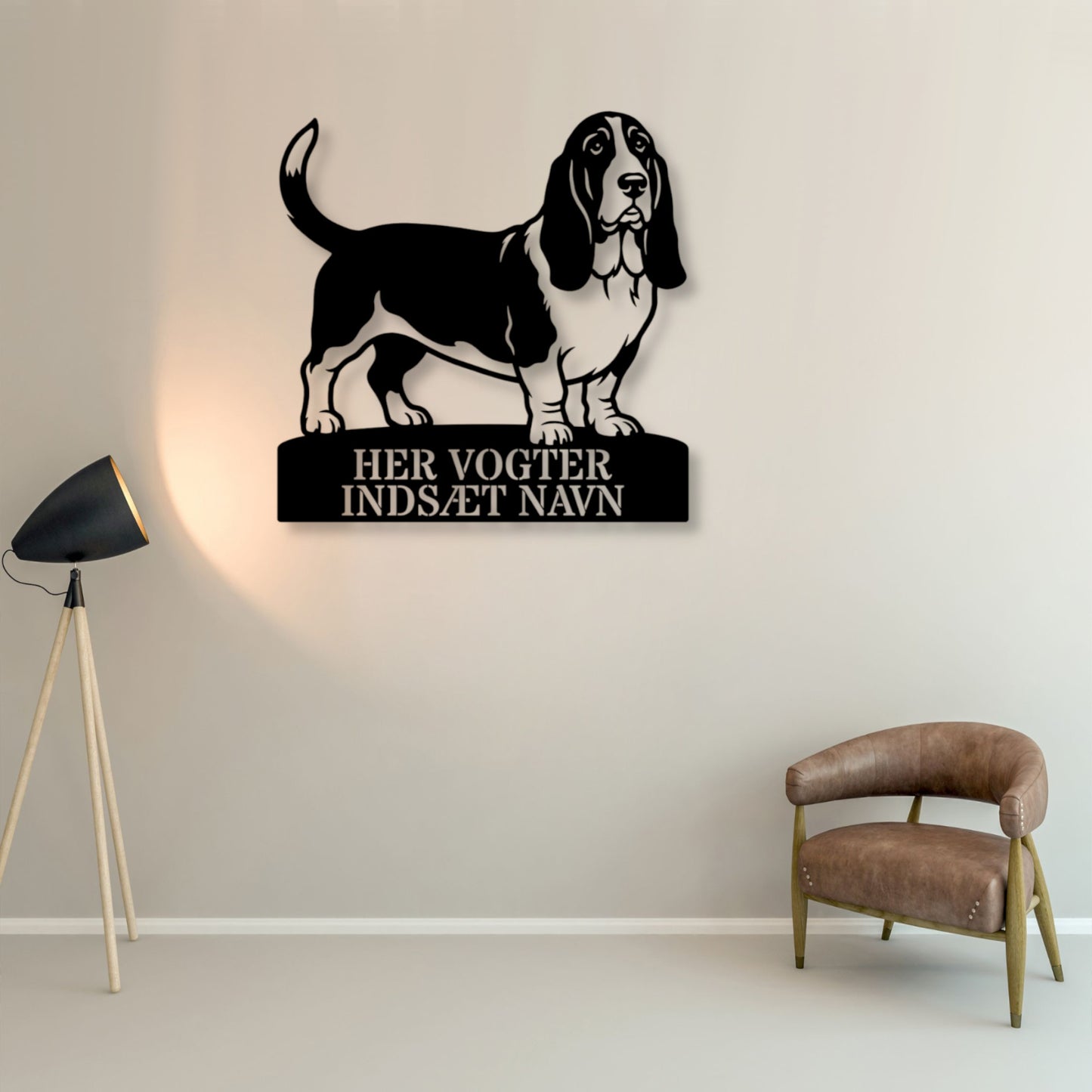 Her vogter jeg. Personlig Basset hound metal navneskilt med personlig tekst.