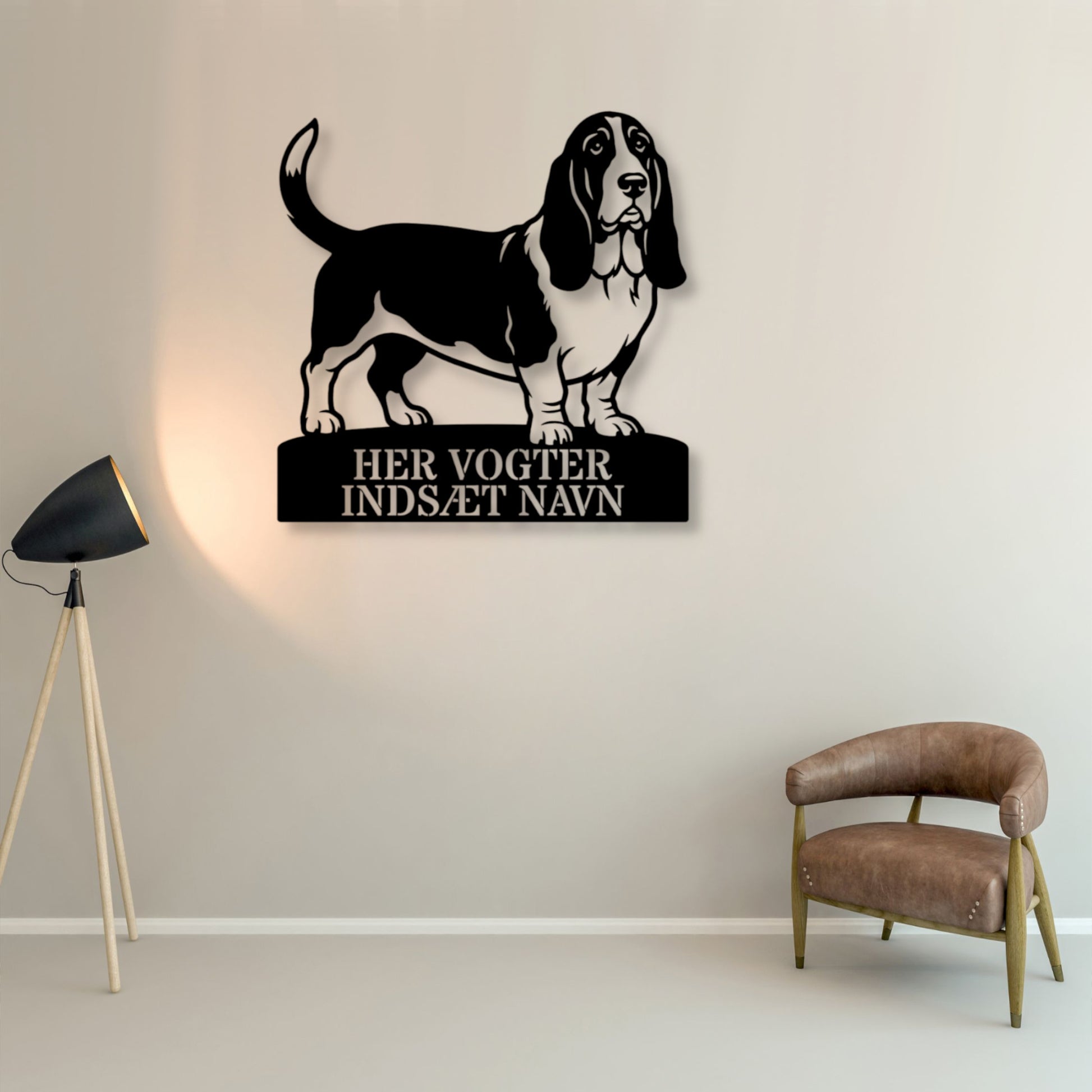 Her vogter jeg. Personlig Basset hound metal navneskilt med personlig tekst.