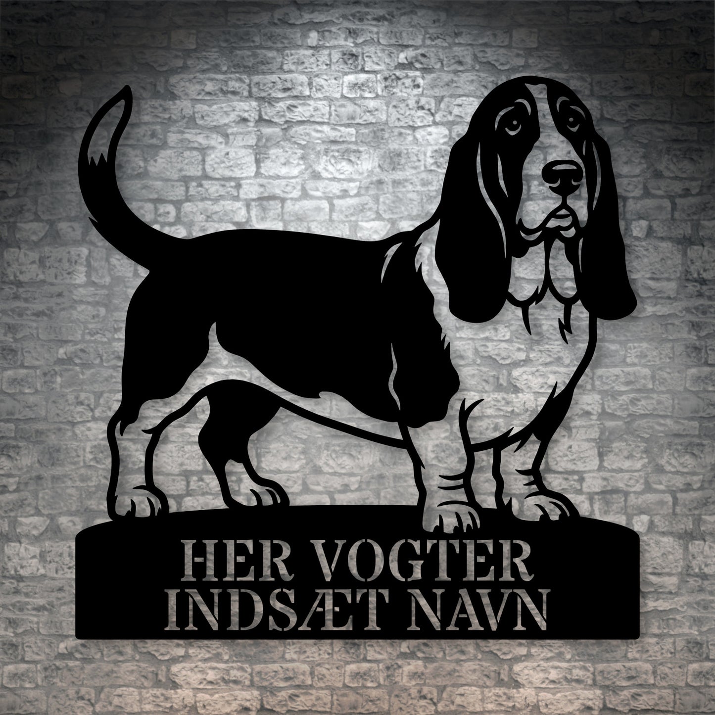 Her vogter jeg. Personlig Basset hound metal navneskilt med personlig tekst