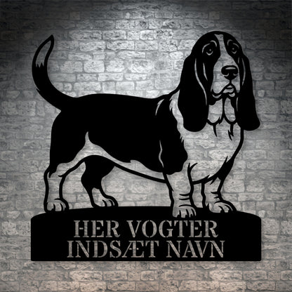 Her vogter jeg. Personlig Basset hound metal navneskilt med personlig tekst
