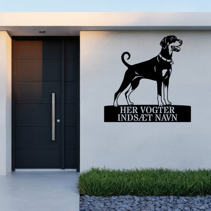Her vogter jeg. Personlig Doberman metal navneskilt..