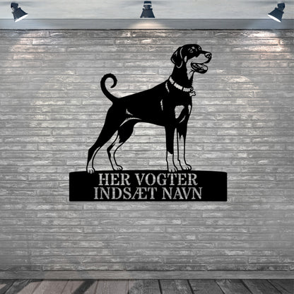 Her vogter jeg. Personlig Doberman metal navneskilt.
