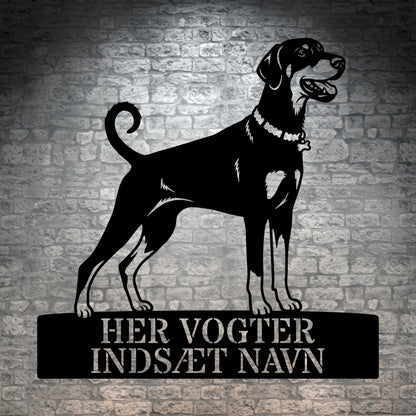 Her vogter jeg. Personlig Doberman metal navneskilt