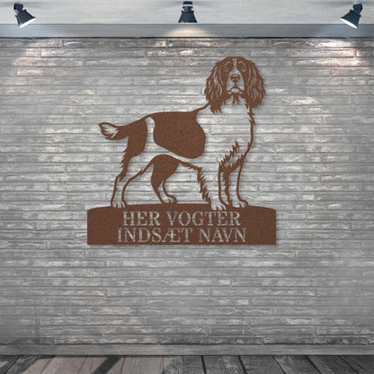 Her vogter jeg. Personlig Engelsk Springer Spaniel brun metal navneskilt...