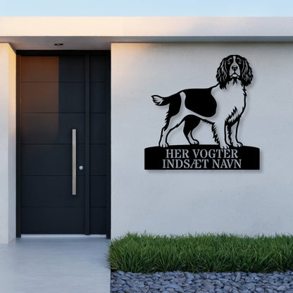 Her vogter jeg. Personlig Engelsk Springer Spaniel metal navneskilt.
