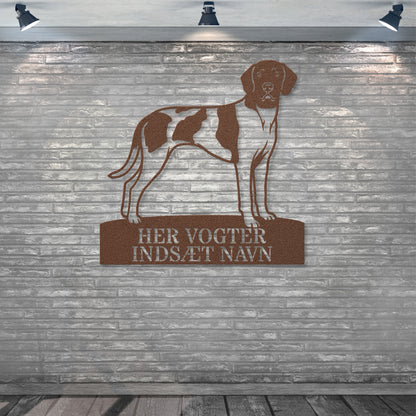 Her vogter jeg. Personlig Gammel Dansk brun hønsehund metal navneskilt..