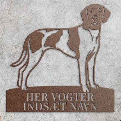 Her vogter jeg. Personlig Gammel Dansk brun hønsehund metal navneskilt.