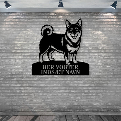 Her vogter jeg. Personlig Västgötaspids metal navneskilt.