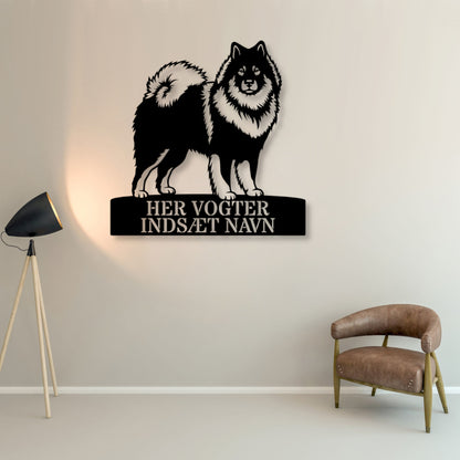 Her vogter jeg. Personlig eurasier metal navneskilt med valgfri tekst.
