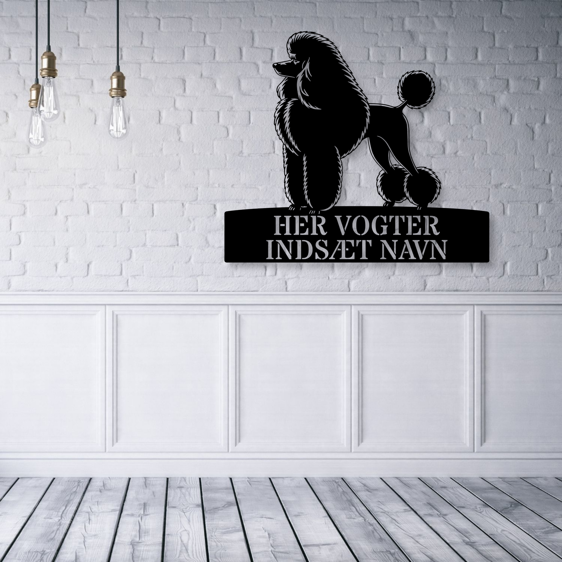 Her vogter jeg. Puddelhund metalskilt med hundenavn. Personlig hundeejer gaveide..