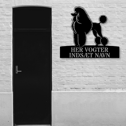 Her vogter jeg. Puddelhund metalskilt med hundenavn. Personlig hundeejer gaveide.