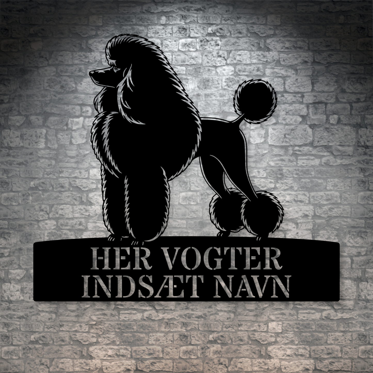 Her vogter jeg. Puddelhund metalskilt med hundenavn. Personlig hundeejer gaveide