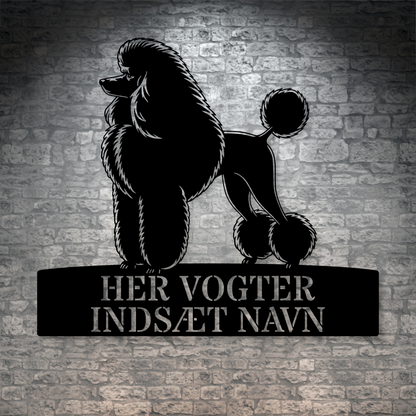 Her vogter jeg. Puddelhund metalskilt med hundenavn. Personlig hundeejer gaveide