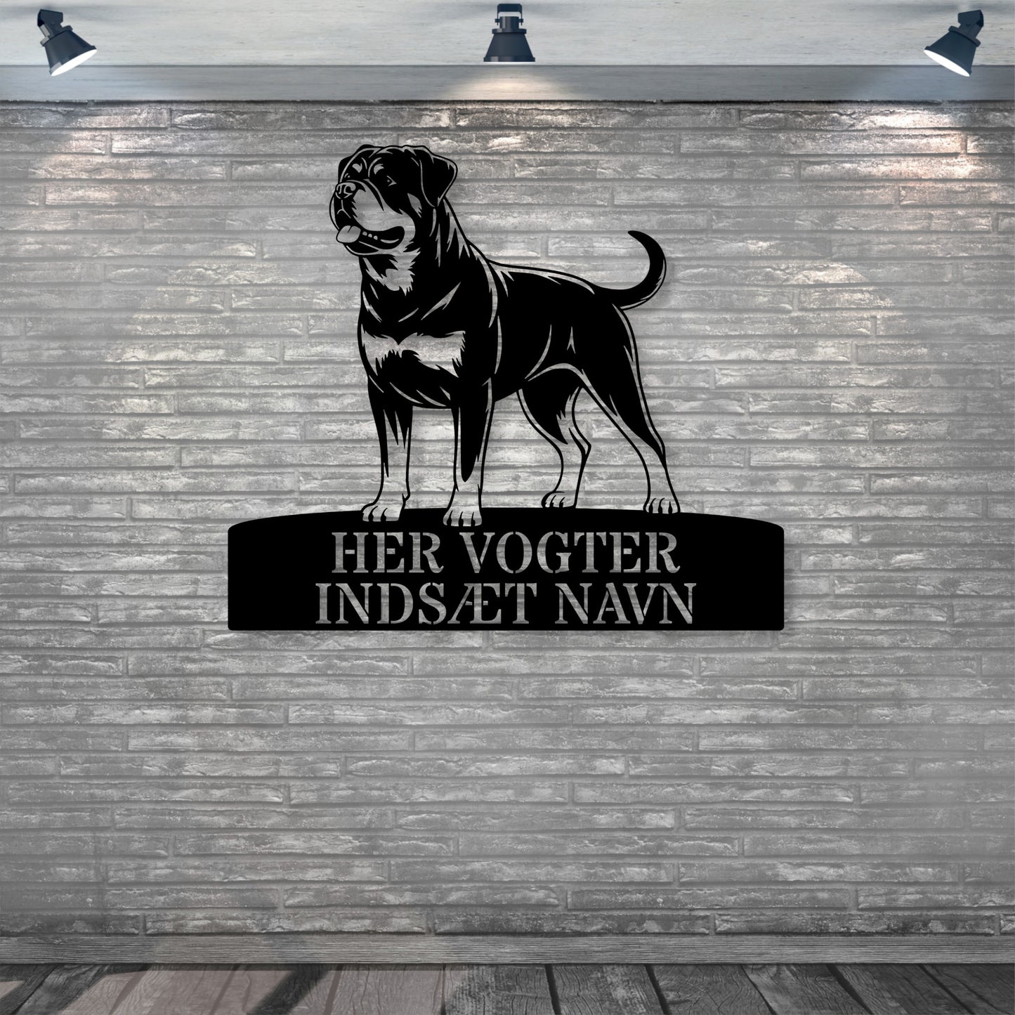 Her vogter jeg. Rottweiler metalskilt med personlig hundenavn. Unik hundeejer gaveide..