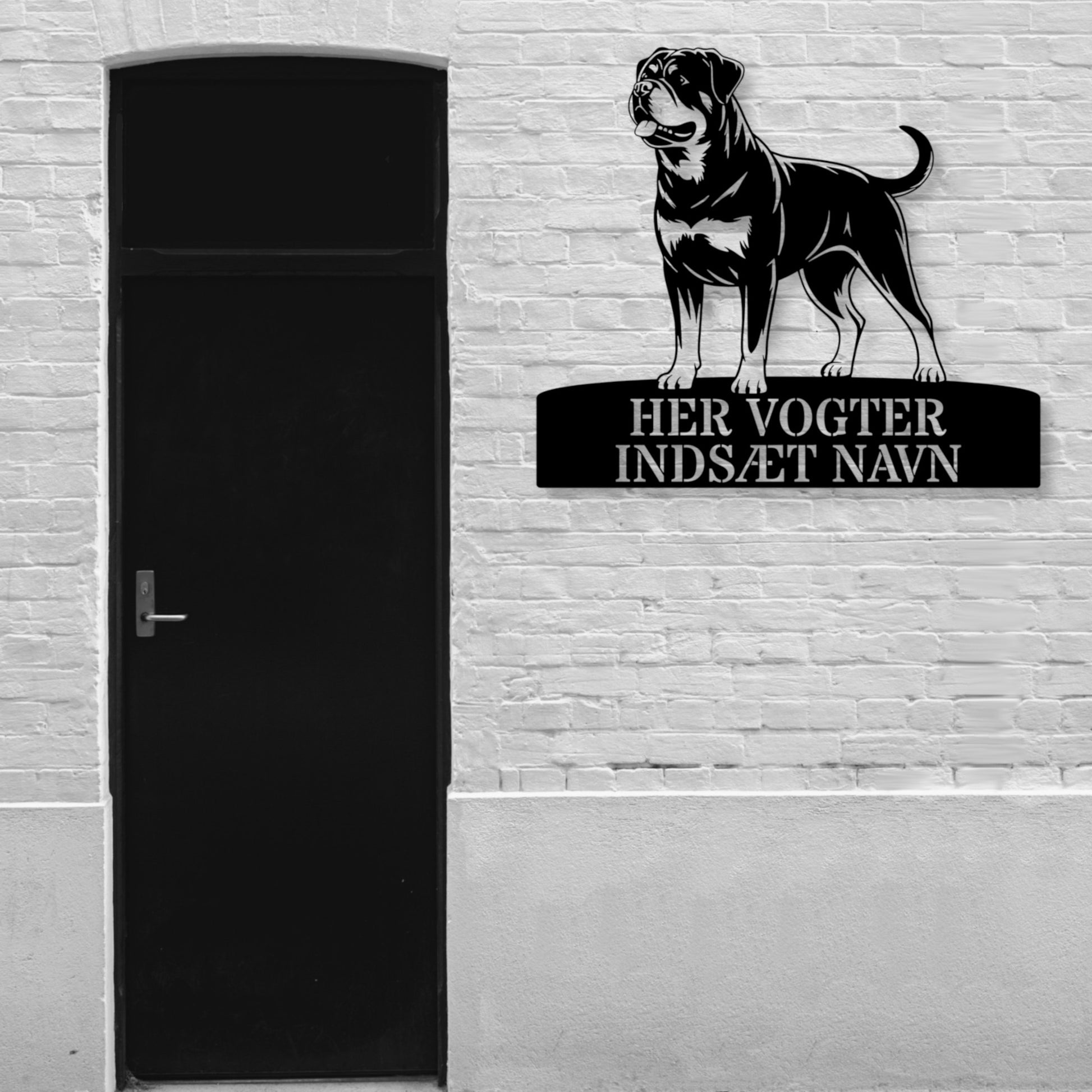 Her vogter jeg. Rottweiler metalskilt med personlig hundenavn. Unik hundeejer gaveide.