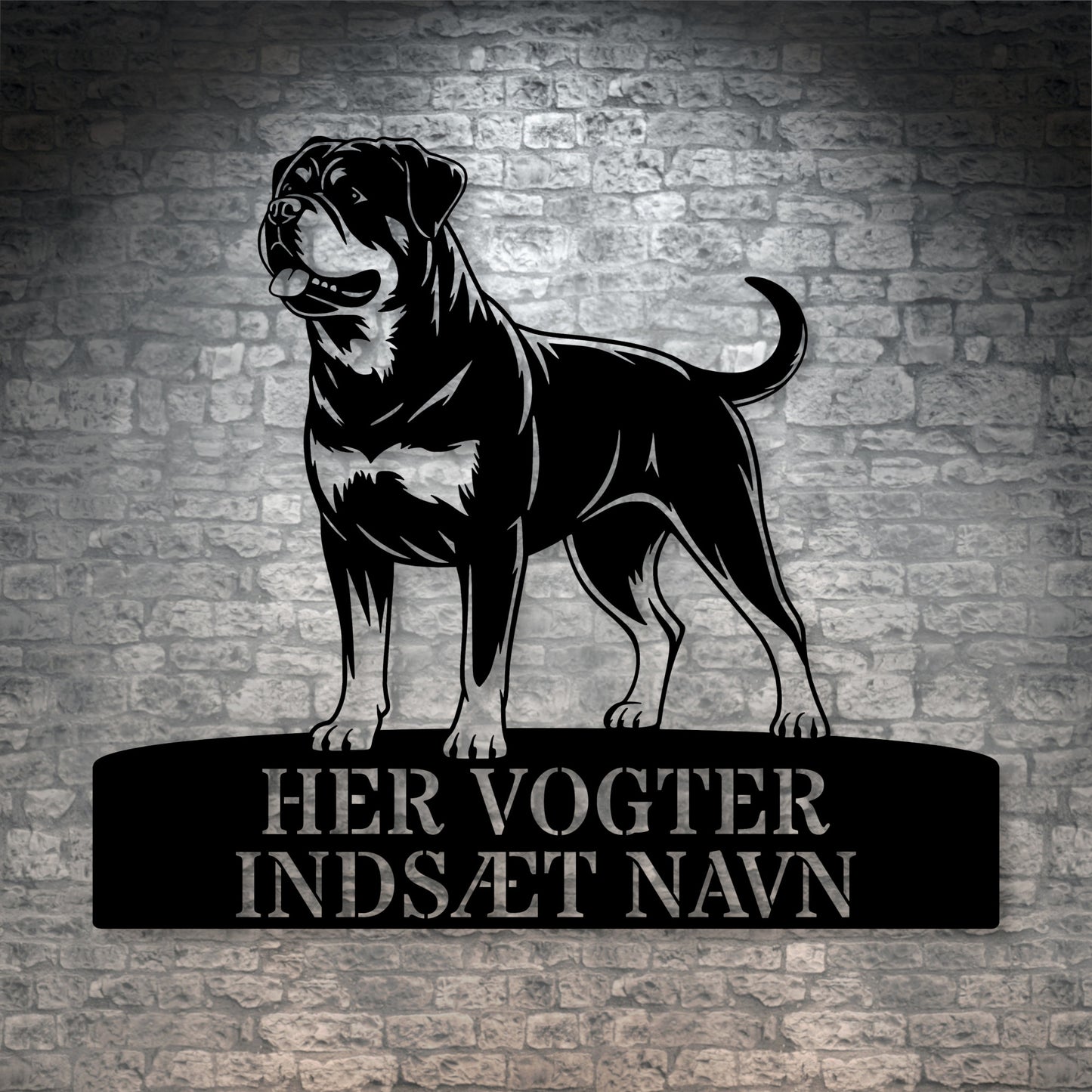 Her vogter jeg. Rottweiler metalskilt med personlig hundenavn. Unik hundeejer gaveide