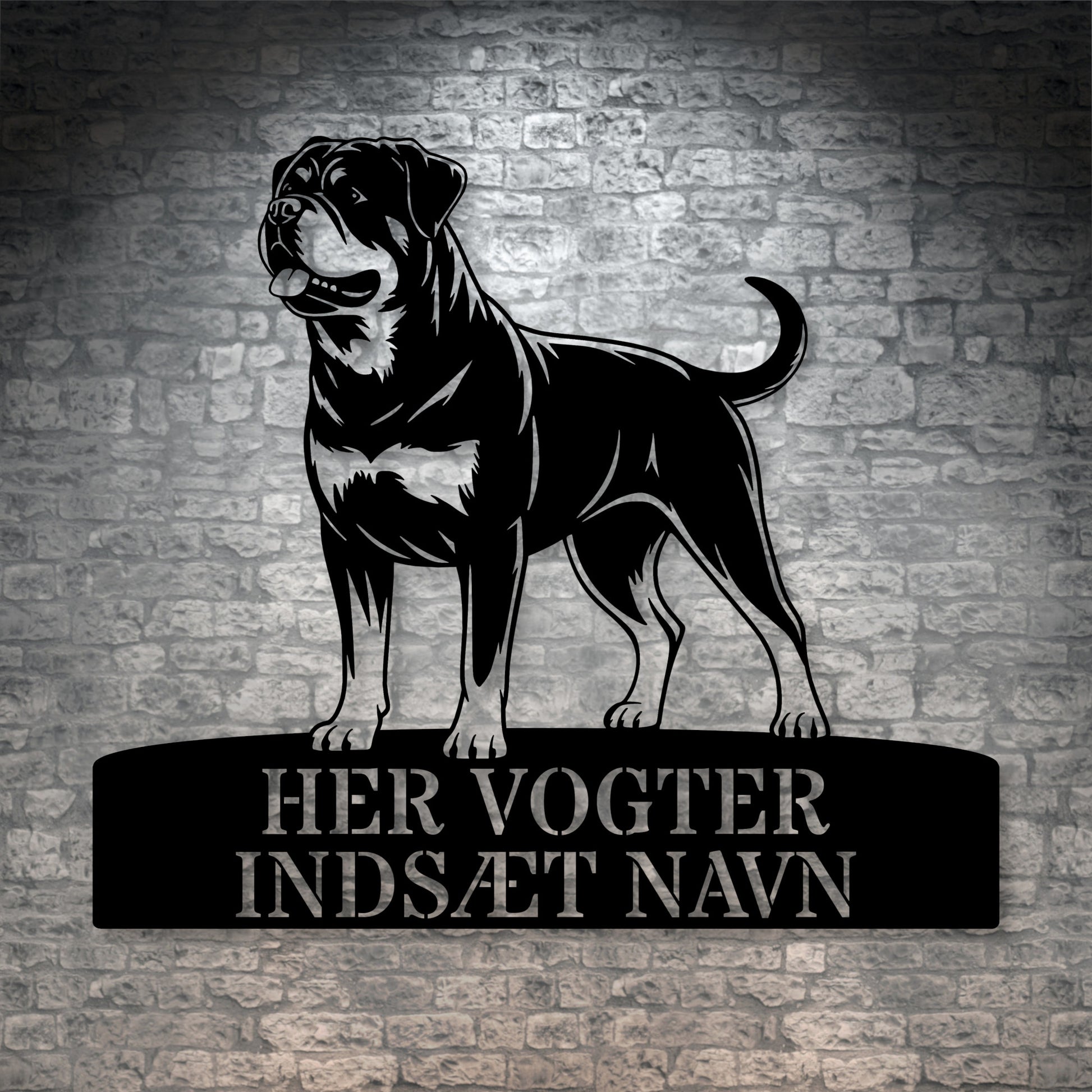 Her vogter jeg. Rottweiler metalskilt med personlig hundenavn. Unik hundeejer gaveide