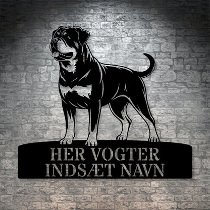 Her vogter jeg. Rottweiler metalskilt med personlig hundenavn. Unik hundeejer gaveide