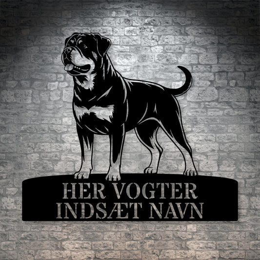 Her vogter jeg. Rottweiler metalskilt med personlig hundenavn. Unik hundeejer gaveide