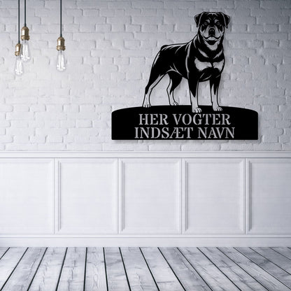 Her vogter jeg. Rottweiler metalskilt med personlig navn. Unik hundeejer gaveide....
